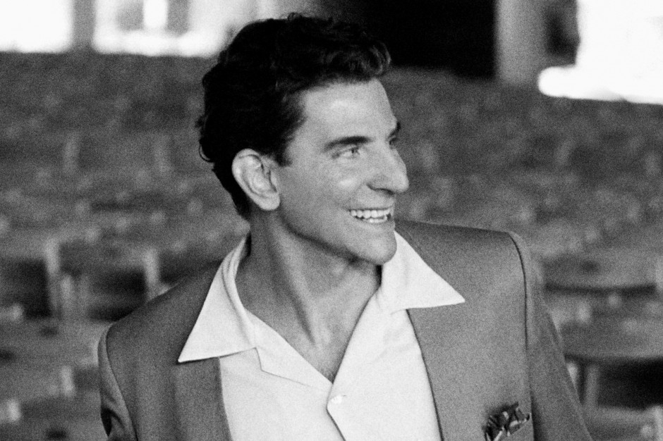 Bradley Cooper jako Leonard Bernstein w zwiastunie filmu "Maestro" / materiały promocyjne