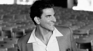Oto Bradley Cooper jako Leonard Bernstein. Zwiastun filmu "Maestro" wywołał sporą aferę