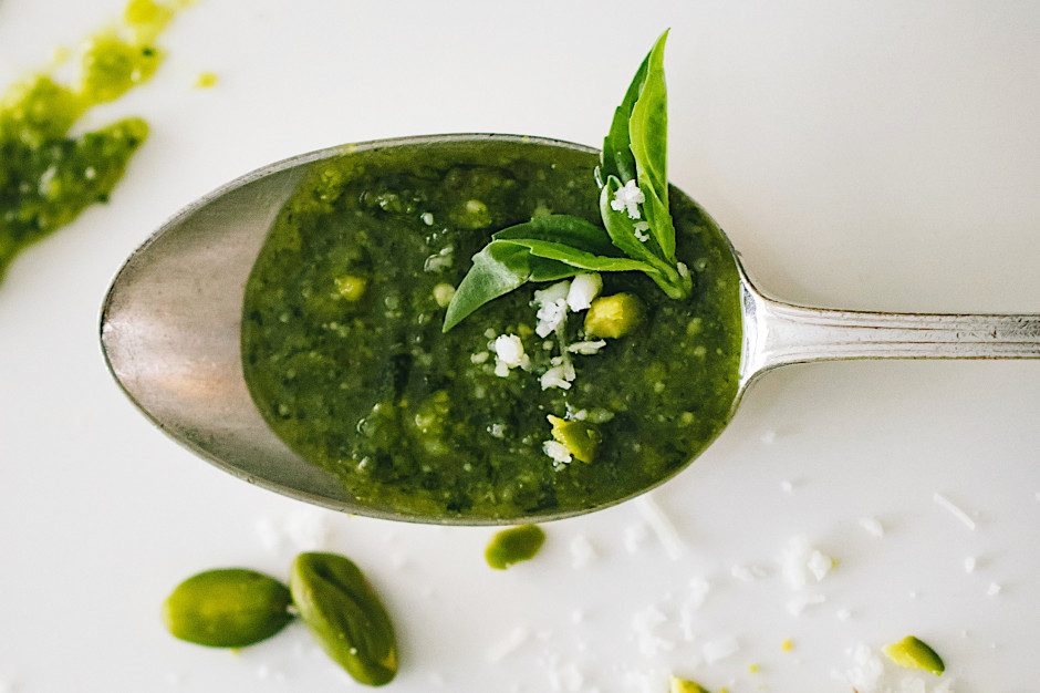 Pesto z Ligurii nie ma sobie równych. W czym tkwi sekret tego zielonego sosu? / Unsplash - Nathalie Jolie