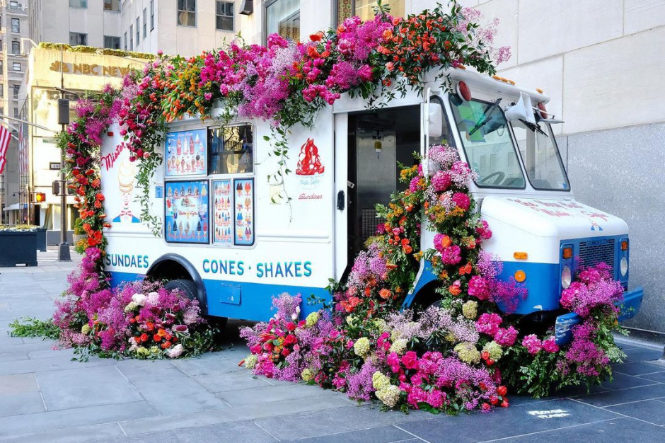 Kwiatowy Banksy opanował Nowy Jork / Instagram @flowerflashnyc