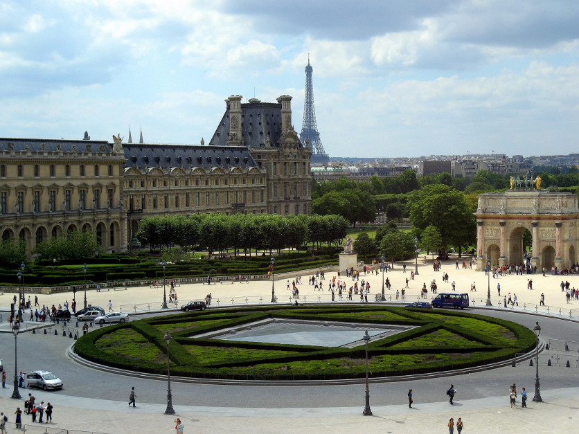Place Le Carrousel z odwróconą piramidą - sekretne wejście do Luwru / Wikimedia Commons