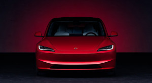 Tesla Model 3 przeszła odświeżenie. Ma większy zasięg i ciekawsze wnętrze