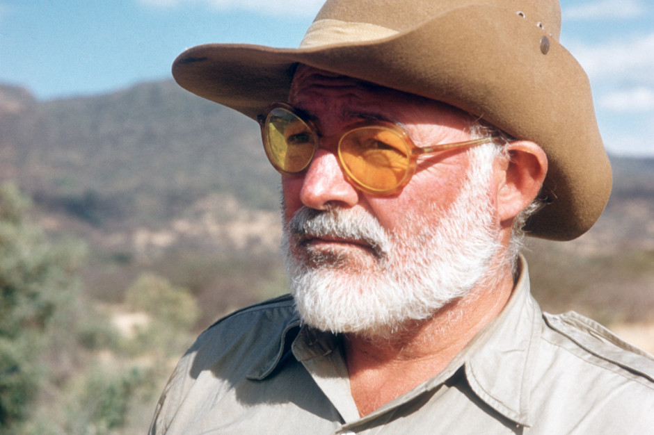 Ernest Hemingway podczas podróży do Kenii / Getty Images