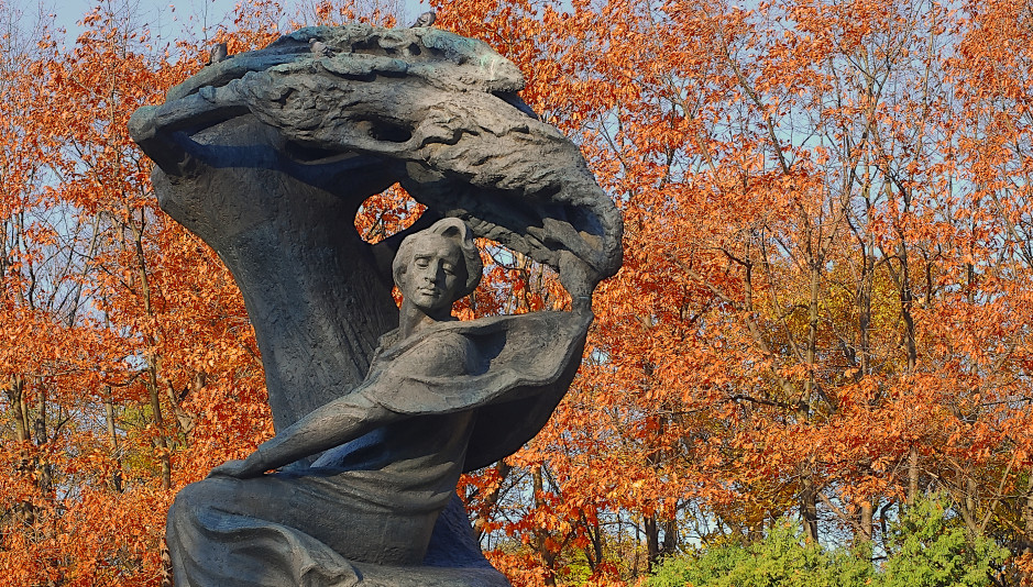 Pomnik Chopina w Łazienkach Królewskich / Shuttetstock