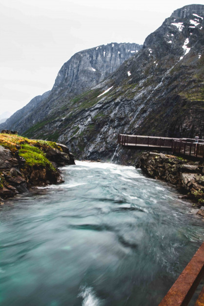 Trollstiegen, czyli Droga Trolli to najbardziej malownicza trasa w Norwegii / Unsplash