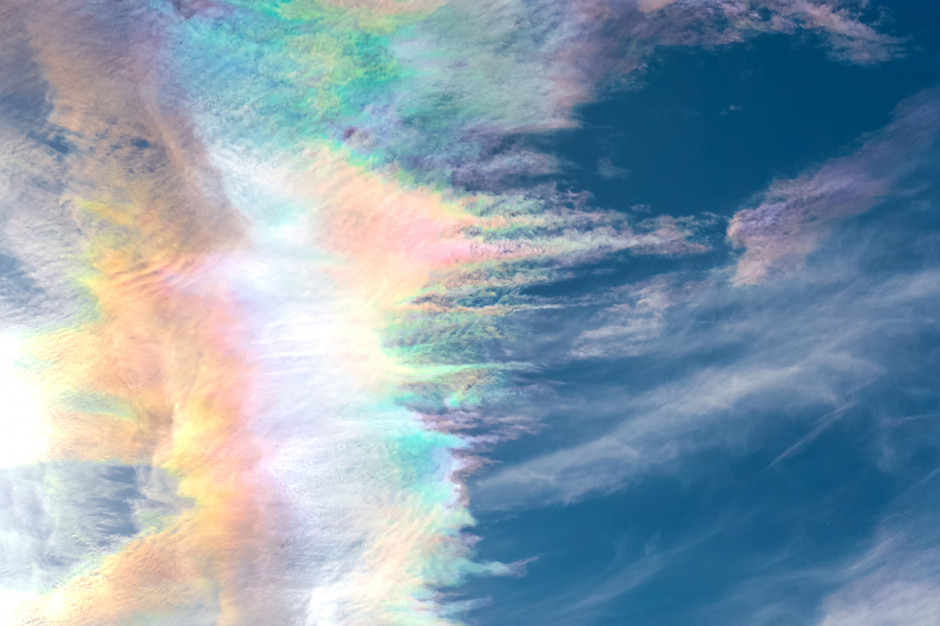 Tęczowa chmura na niebie to nie przewidzenie. Na czym polega spektakularne zjawisko iryzacji?  / Shutterstock