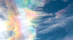 Tęczowa chmura na niebie to nie przewidzenie. Na czym polega spektakularne zjawisko iryzacji?