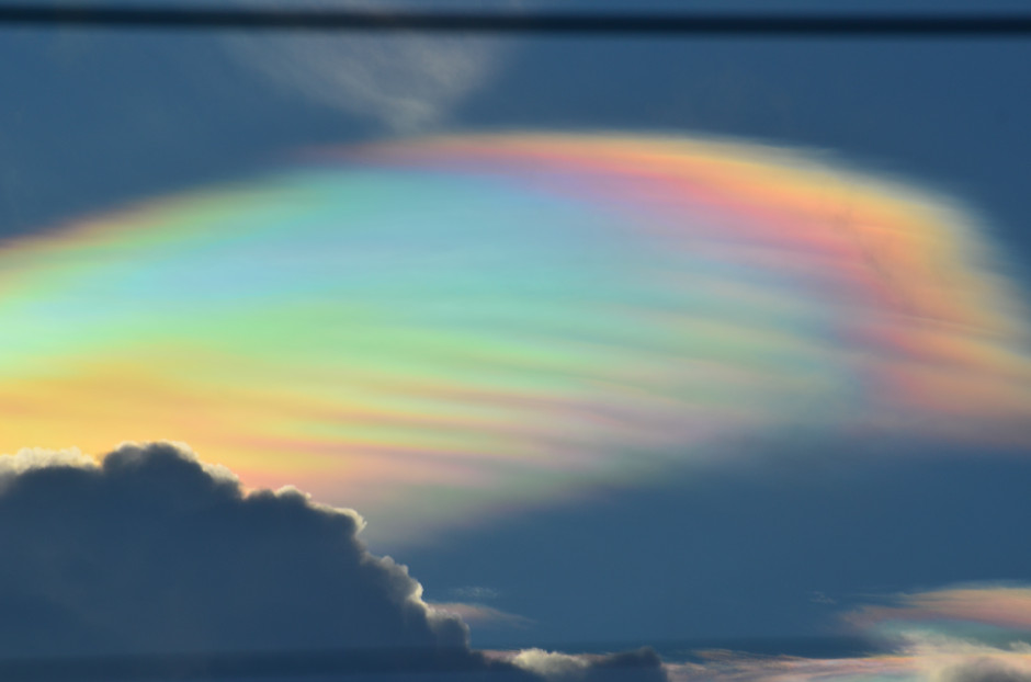 Tęczowa chmura na niebie - zjawisko iryzacji / Shutterstock