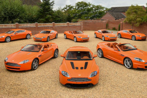 Pomarańczowe Astony Martiny wystawione na sprzedaż / materiały prasowe Bonhams
