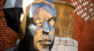KRAKÓW: Tajemnicza rzeźba u stóp Wawelu. Towarzyszy największej wystawie w historii zamku