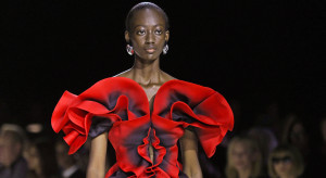 Magdalena Abakanowicz "obecna" na Paris Fashion Week. Sarah Burton i Alexander McQeen oczarowali świat mody