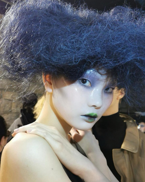 Tydzień Mody Houte Couture SS 2024 : Porcelanowe lalki Maison Margiela zachwyciły publiczność/ Instagram @patmcgrathreal