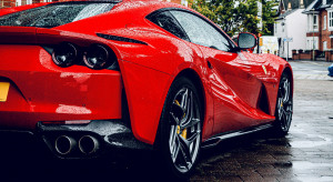 Ferrari oferuje ubezpieczenie / Sam Pearce-Warrilow, Unsplash