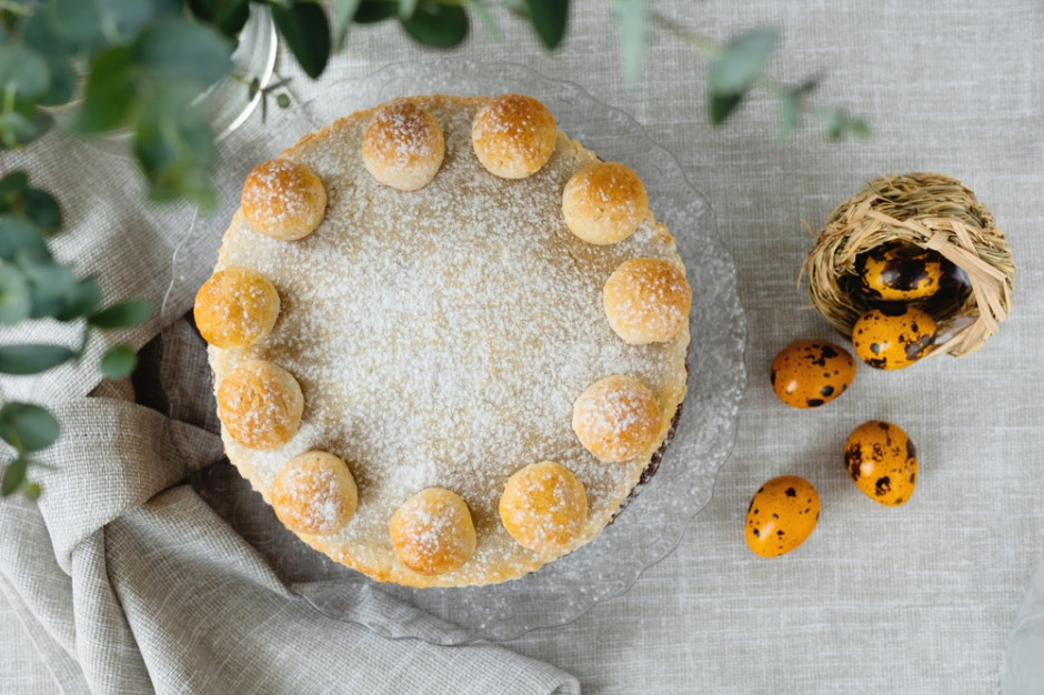 Simnel z Wielkiej Brytanii - Tradycyjne ciasto na Wielkanoc / Shutterstock