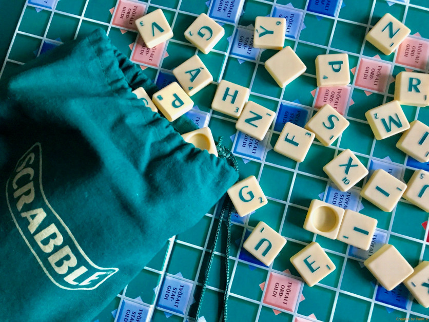 Scrabble to kultowa gra, która polega na wymyślaniu słów z wylosowanych wcześniej liter / Freysteinn G. Jonsson, Unsplash