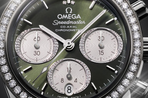 Nowy zegarek OMEGA Speedmaster 38 "ocieka" luksusem i prawdziwymi diamentami / OMEGA