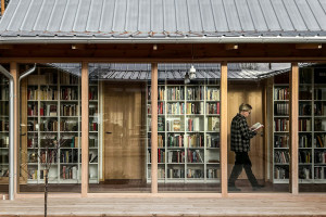 Przeszklony dom z biblioteką w Szwecji / projekt Fria Folket