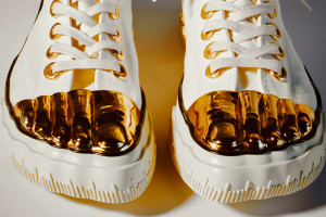 Złote stopy to pierwsze sneakersy tej luksusowej marki. Sportowy luz i francuski surrealizm w jednym