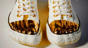 Złote stopy to pierwsze sneakersy tej luksusowej marki. Sportowy luz i francuski surrealizm w jednym