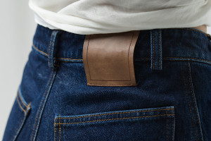 Jak rozpoznać jeansy dobrej jakości? „Selvedge denim” to szczegół, którzy zdradza wszystko / Shutterstock