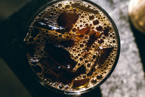 Ekspresowe cold brew? Kawę, która uczy cierpliwości przygotujesz w 3 minuty! / Unsplash, Matt Hoffman