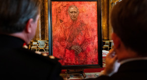 Ten ognisty portret Karola III podzielił poddanych. Jest król, jest czerwień i... symboliczny motyl