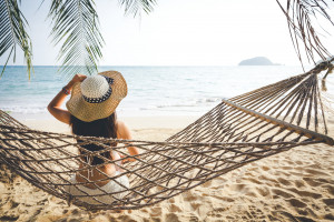 Wyjeżdżasz na wakacje? Bez tego dokumentu możesz mieć problem. NFZ przypomina o karcie EKUZ Fot. Shutterstock