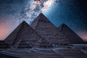 Naukowcy coraz bliżej rozwiązania zagadki egipskich piramid / Shutterstock