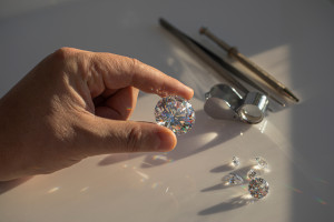 Jak inwestować w diamenty i nie dać się oszukać? "Wiarygodność firmy to podstawa" / Shutterstock