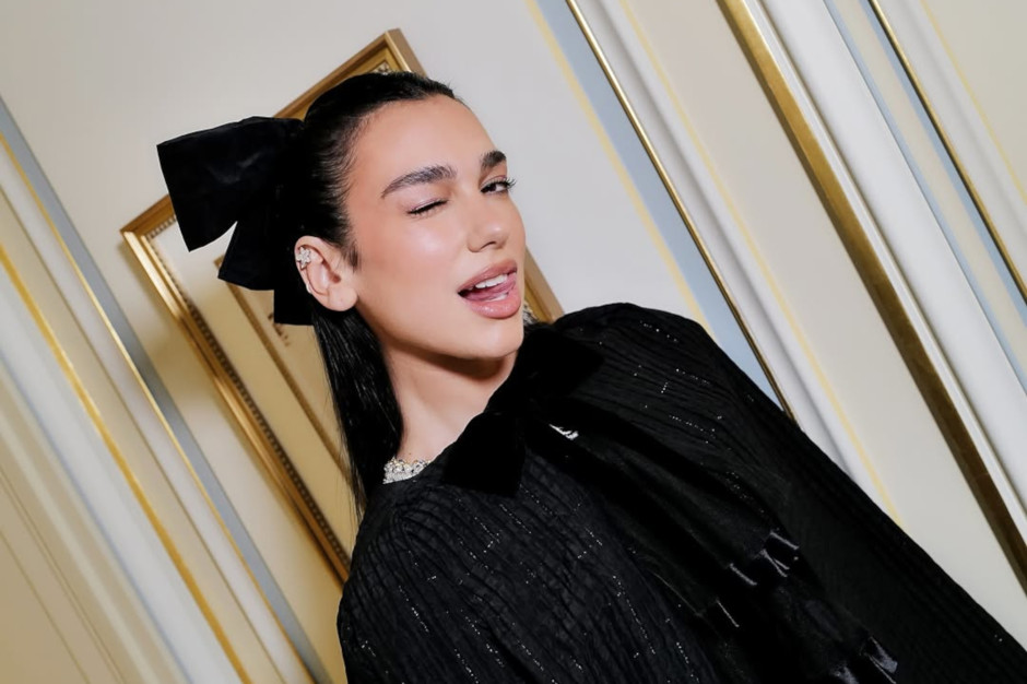 Dua Lipa skradła show na paryskim pokazie Chanel. Co za stylizacje!