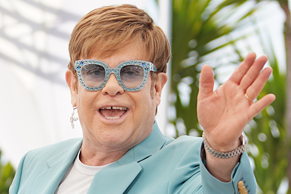 Elton John ma kłopoty ze zdrowiem. Musiał uprościć swój autograf