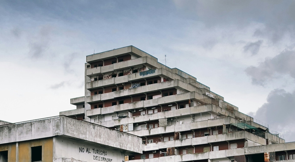 Słynne La Vele di Scampia znika z Neapolu. Architektoniczny koszmar przestanie straszyć