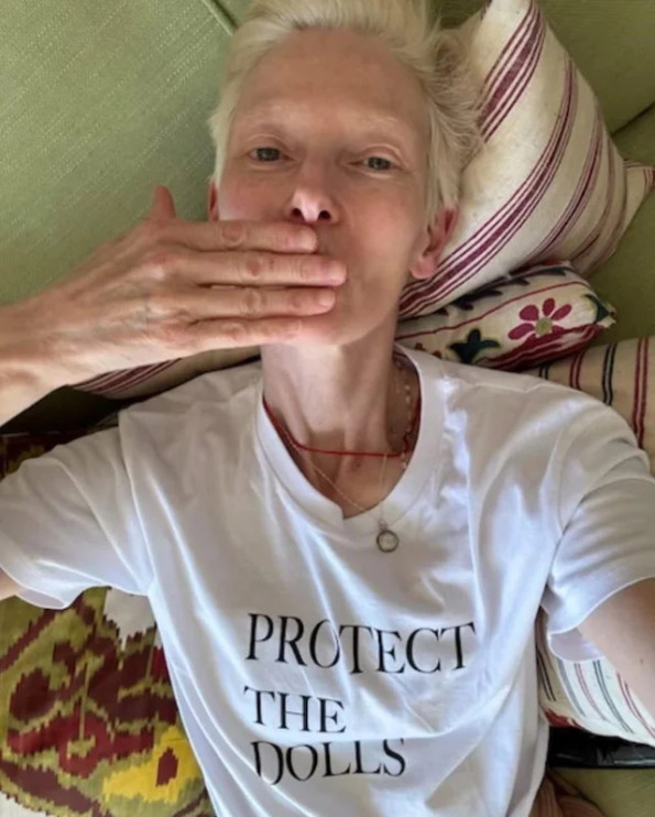 Tilda Swinton con una camiseta
