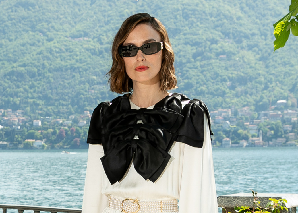 Keira Knightley en el desfile Crucero 2025 de Chanel en el Lago de Como / Getty Images