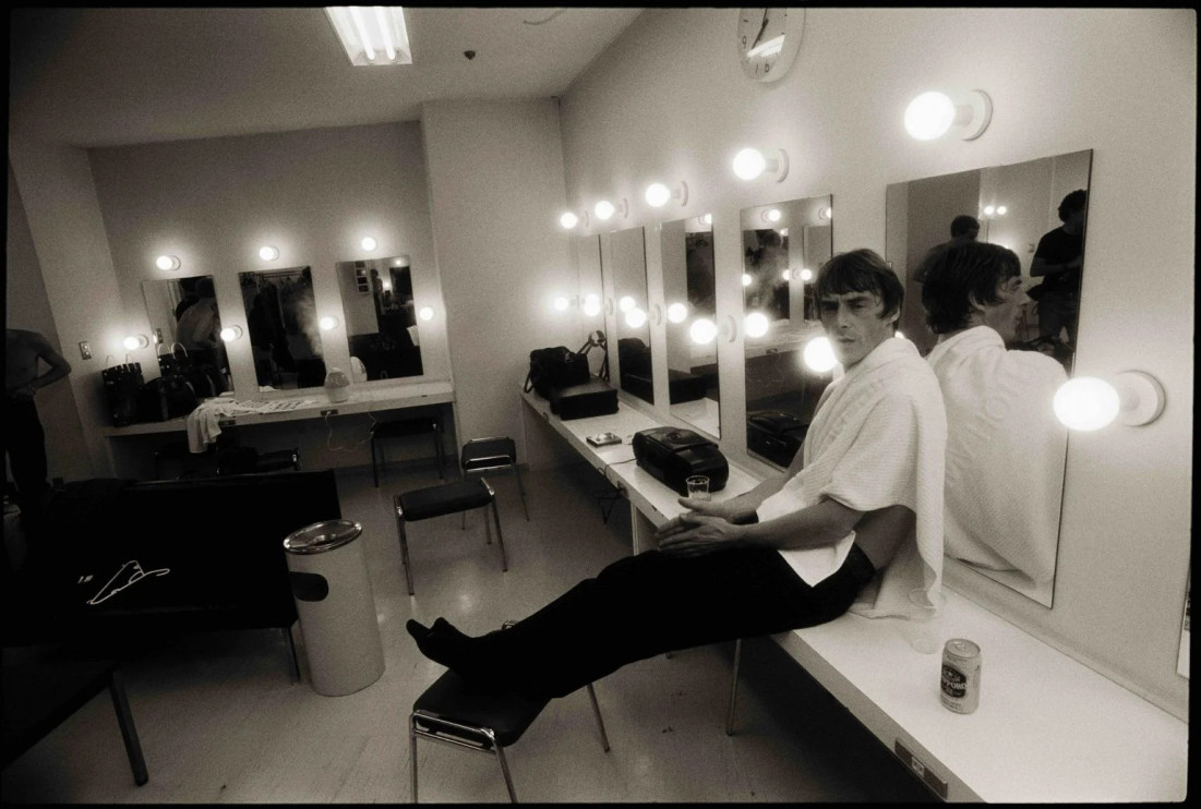 Lawrence Watson, Paul Weller en su camerino, Japón, 1994. Foto: Lawrence Watson / Print Matters