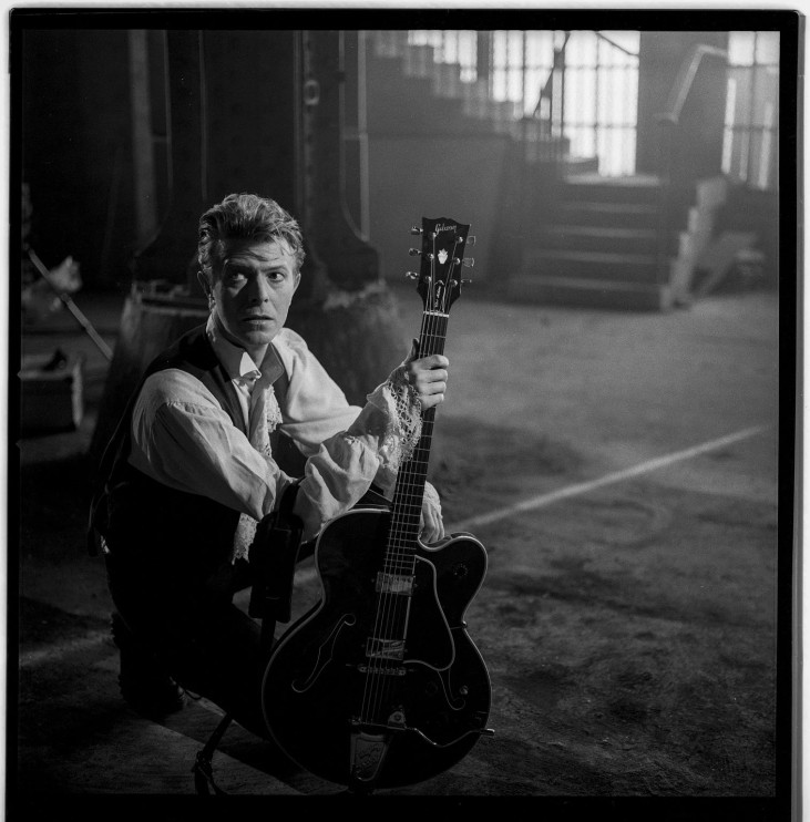 Lawrence Watson y David Bowie en silueta durante la grabación del vídeo de Adrian Belew, Edimburgo, 1990. Foto: Lawrence Watson / Print Matters