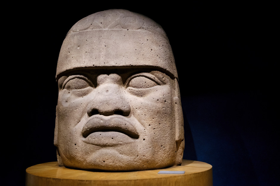 La cabeza colosal de San Lorenzo 6 (también conocida como el monumento de San Lorenzo 17), en exhibición en el Museo Nacional de Antropología en la Ciudad de México, el 15 de noviembre de 2017 / Shutterstock