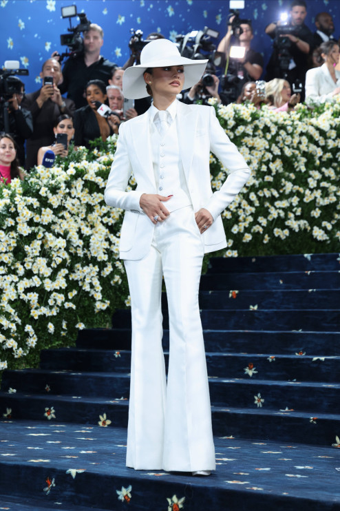 Zendaya con un esmoquin blanco en la Gala Met 2025 / PAP