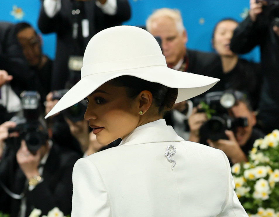 Zendaya con un esmoquin blanco en la Gala Met 2025 / Getty Images