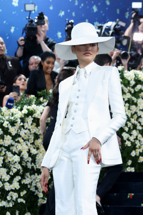Zendaya con un traje LV blanco en la Gala Met 2025 / PAP