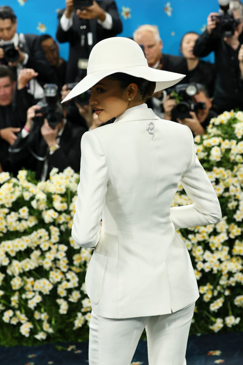 Zendaya con un traje LV blanco en la Gala Met 2025 / PAP