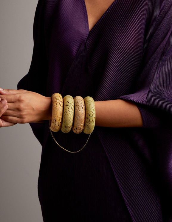 Pulseras de madera RITIKA SACHDEVA / materiales de prensa