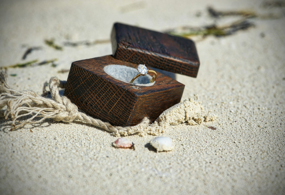 Anello di fidanzamento nella sabbia / Unsplash, Peter Hansen
