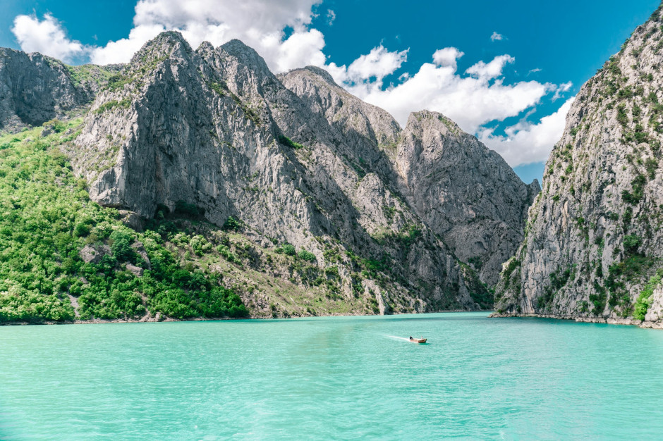 Lago Komani con fiordi albanesi / Unsplash, Johnny Africa