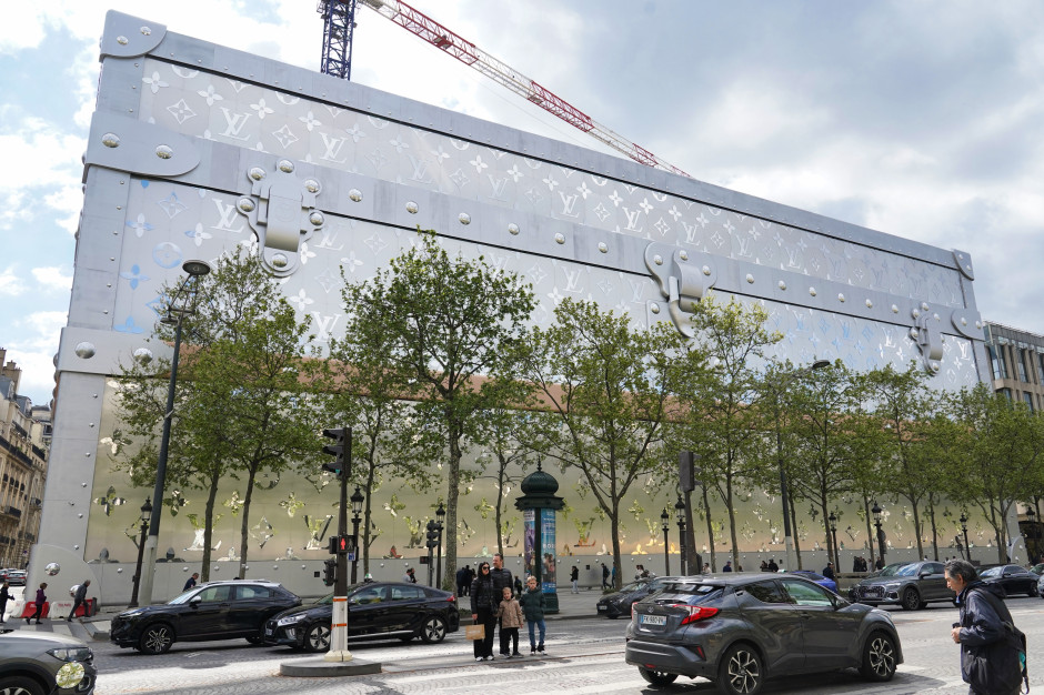 Paris'in merkezinde dev bir Louis Vuitton valizi / Shutterstock