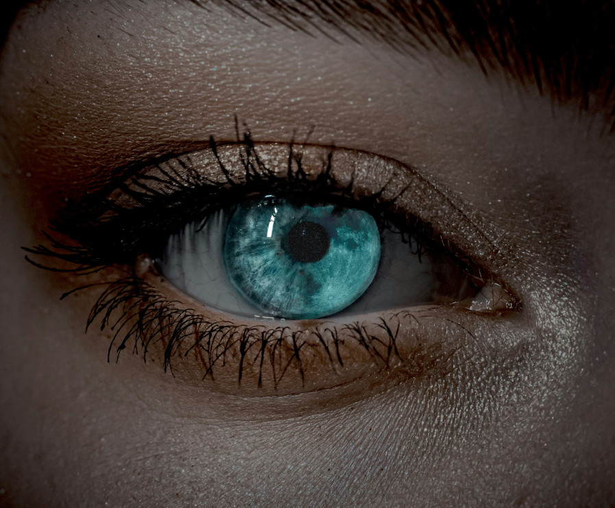 Blue Eyes/Photo: Unsplash Tim Sessinghaus