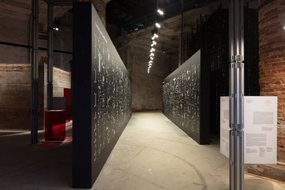Calculating Empires: A Genealogy of Technology and Power Since 1500, project by Kate Crawford and Vladan Joler at the 2025 Architecture Biennale / photo by Luca Capuano, La Biennale di Venezia