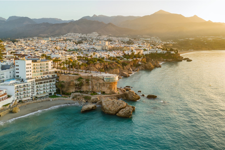 Mirante Balcon de Europa em Nerja, Costa del Sol, Espanha / Shutterstock