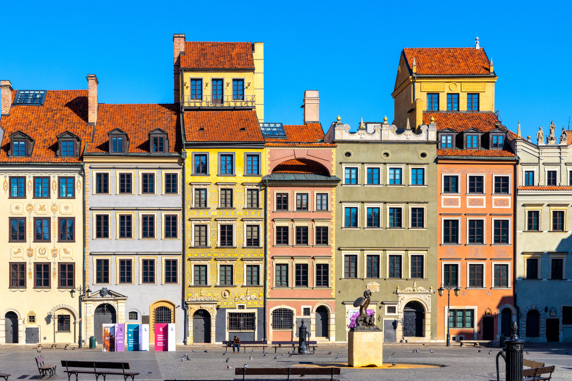 Small houses on the roofs of Warsaw's Old Town / Shutterstock
