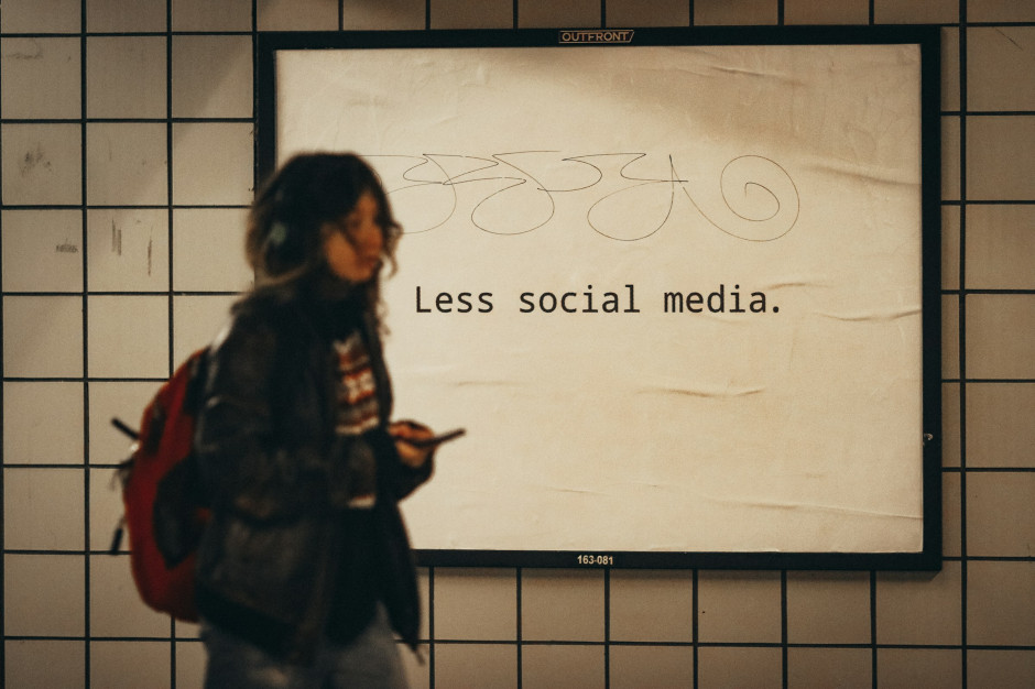 Advertentie die een pauze van sociale media promoot / Unsplash, Jon Tyson